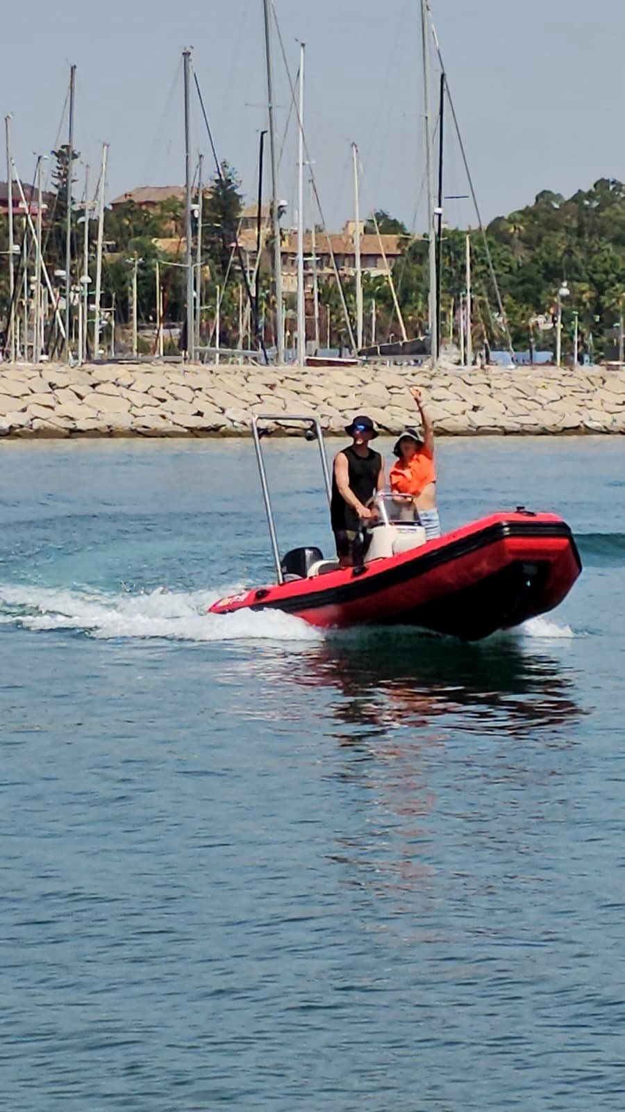 Embarcación de rescate de la escuela Live to Fly Tarifa navegando