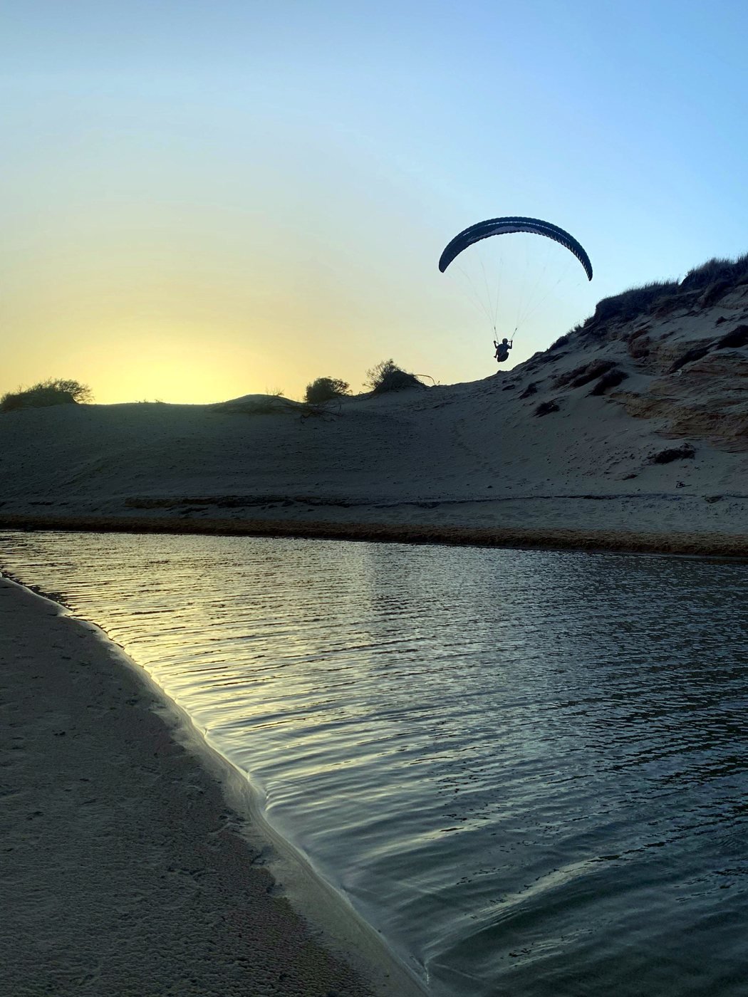 Vuelo de proximidad con FLARE al atardecer sobre el río y las dunas de Tarifa