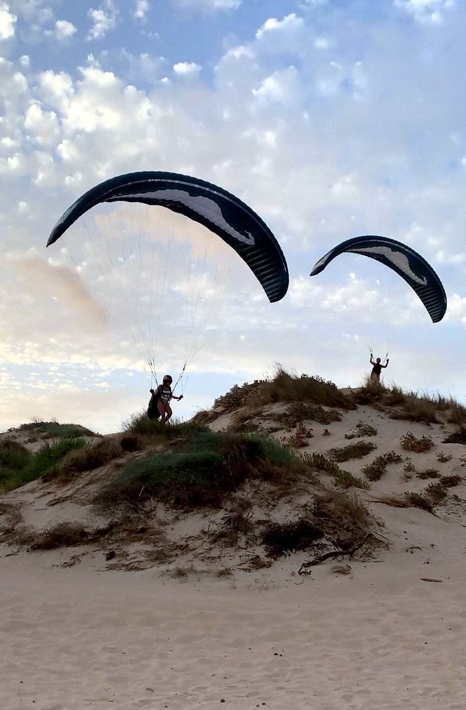 Pilotos de Live to Fly despegando con FLARE en las dunas de Tarifa