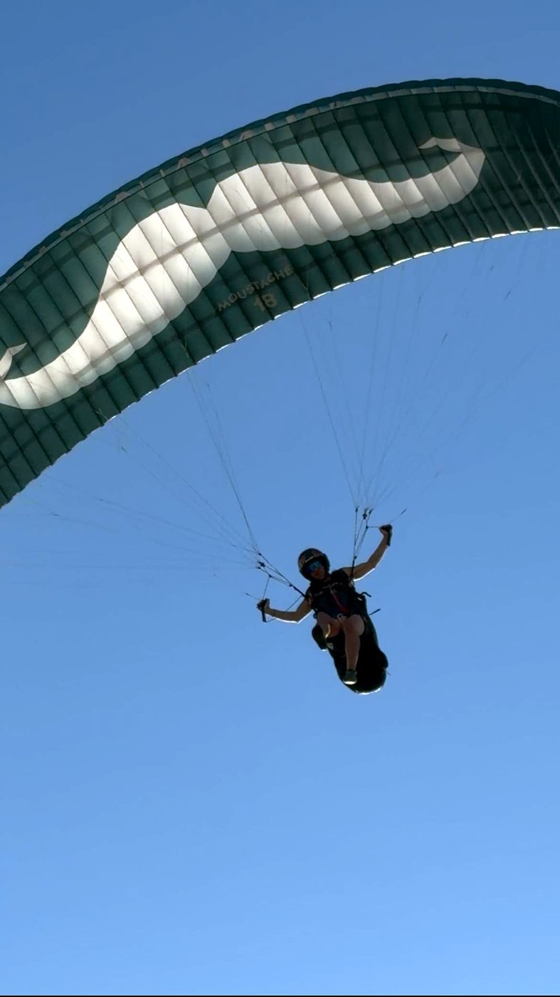 Piloto de Live to Fly volando una FLARE Moustache² 18