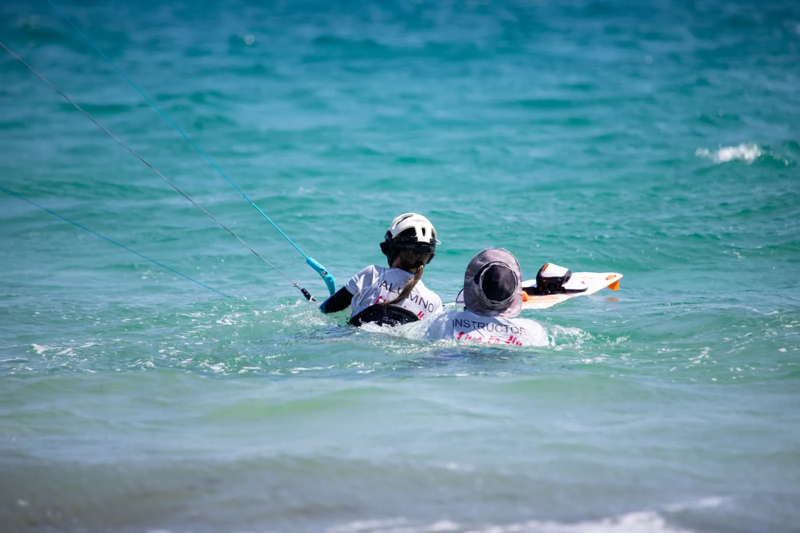 Clase particular de wingfoil en el agua en Tarifa