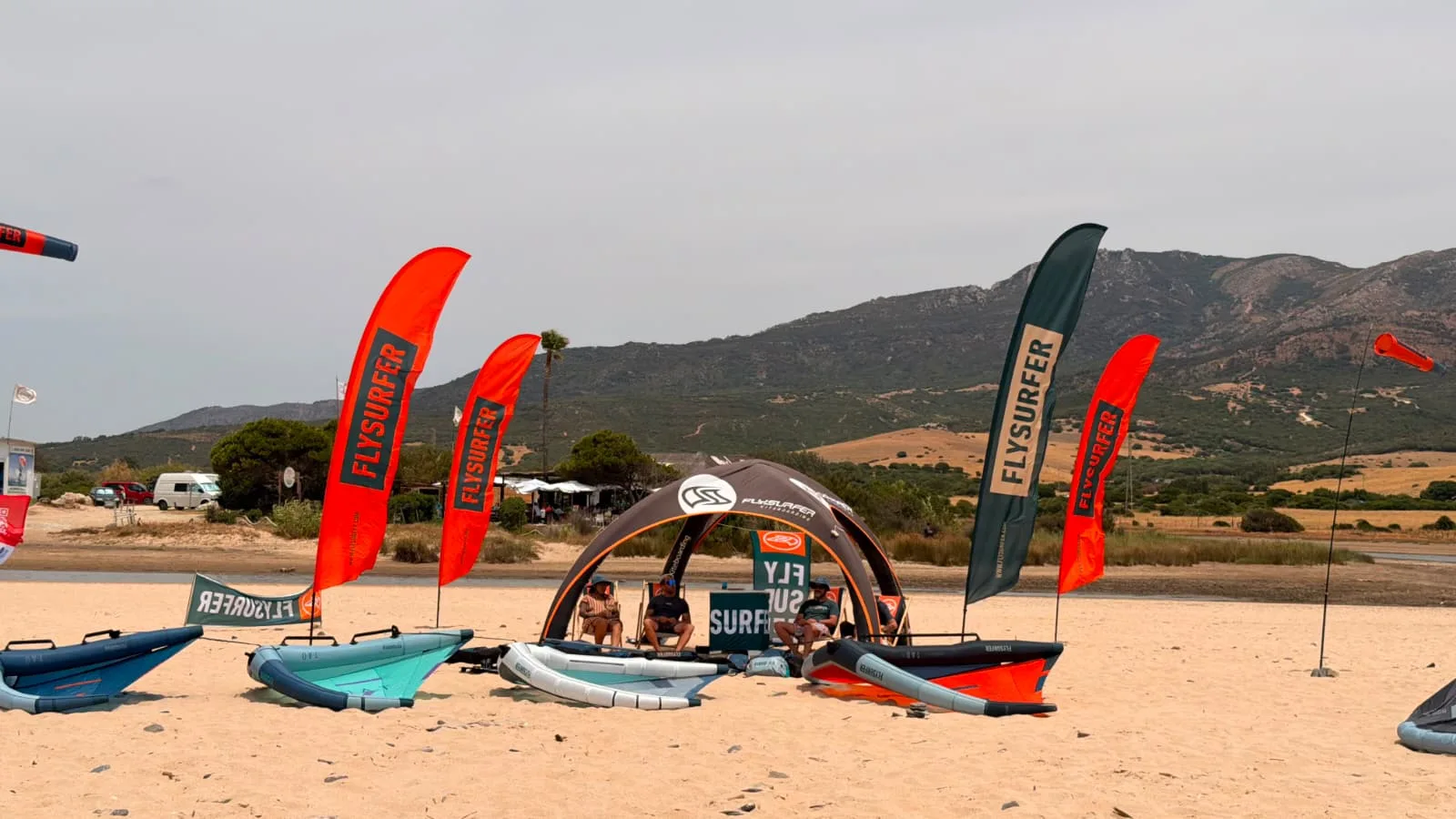 Stand de prueba de material Flysurfer en Tarifa