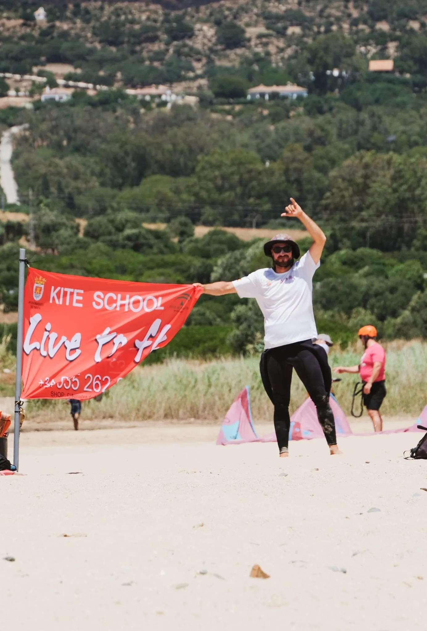 Banner de la escuela de kitesurf en la playa de Tarifa
