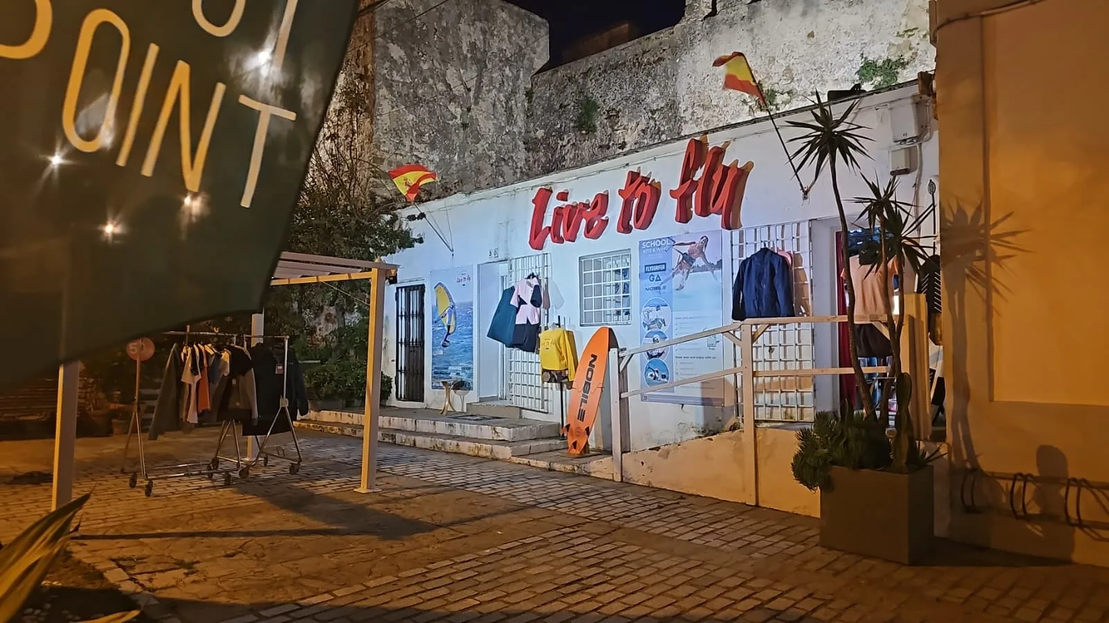 Fachada de Kitesur de noche con material Naish