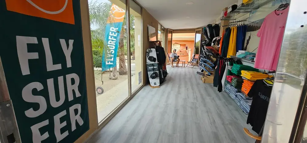 Interior de la tienda Kitesur en Tarifa con material Flysurfer
