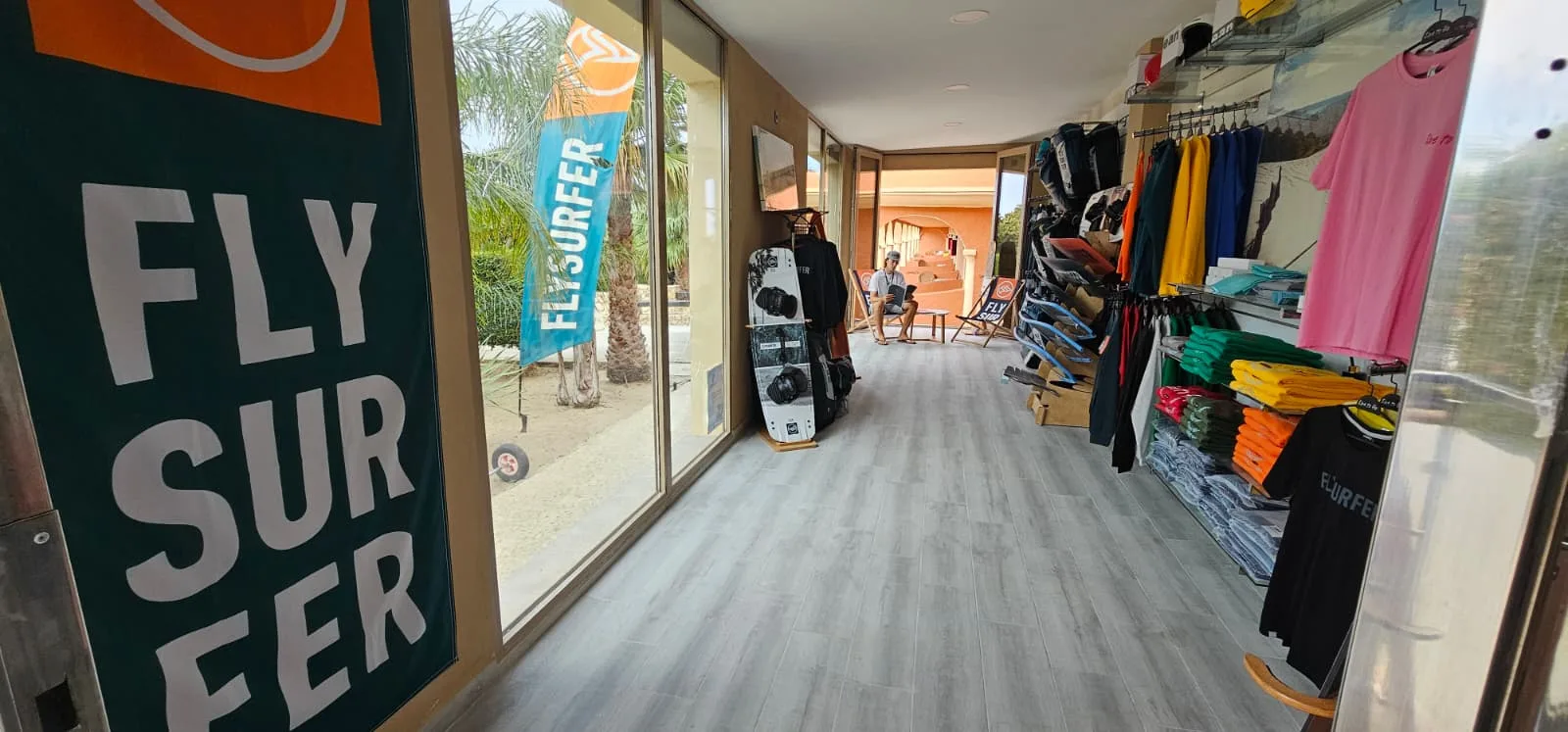 Interior de la tienda Kitesur en Tarifa con material Flysurfer
