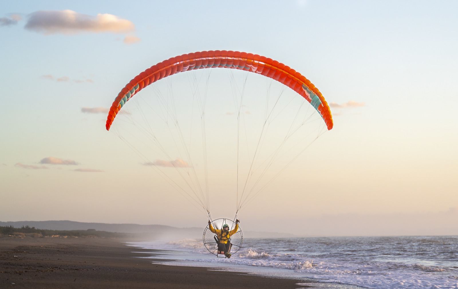 Parakite Go-Flare volando sobre las dunas de Tarifa al atardecer