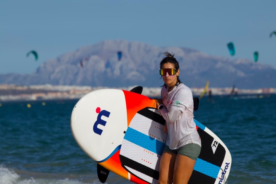 Ana, instructora de kitesurf IKO en Kitesur Tarifa