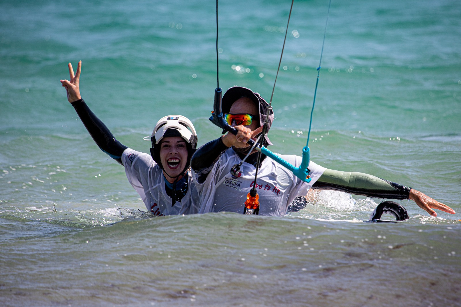 Diego Hernán Díaz enseñando kitesurf en el agua en Tarifa