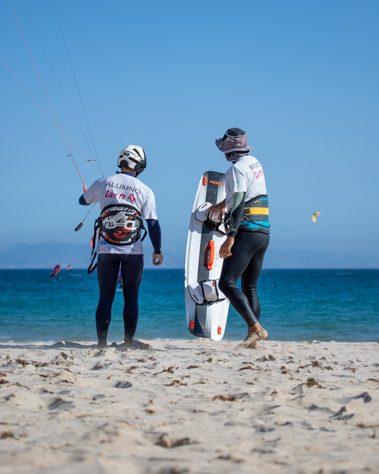 Diego Hernán Díaz caminando hacia el agua con la tabla de kitesurf