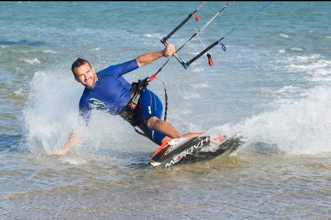 Miguel Alonso, founder y CEO de Live to Fly haciendo kitesurf en Tarifa