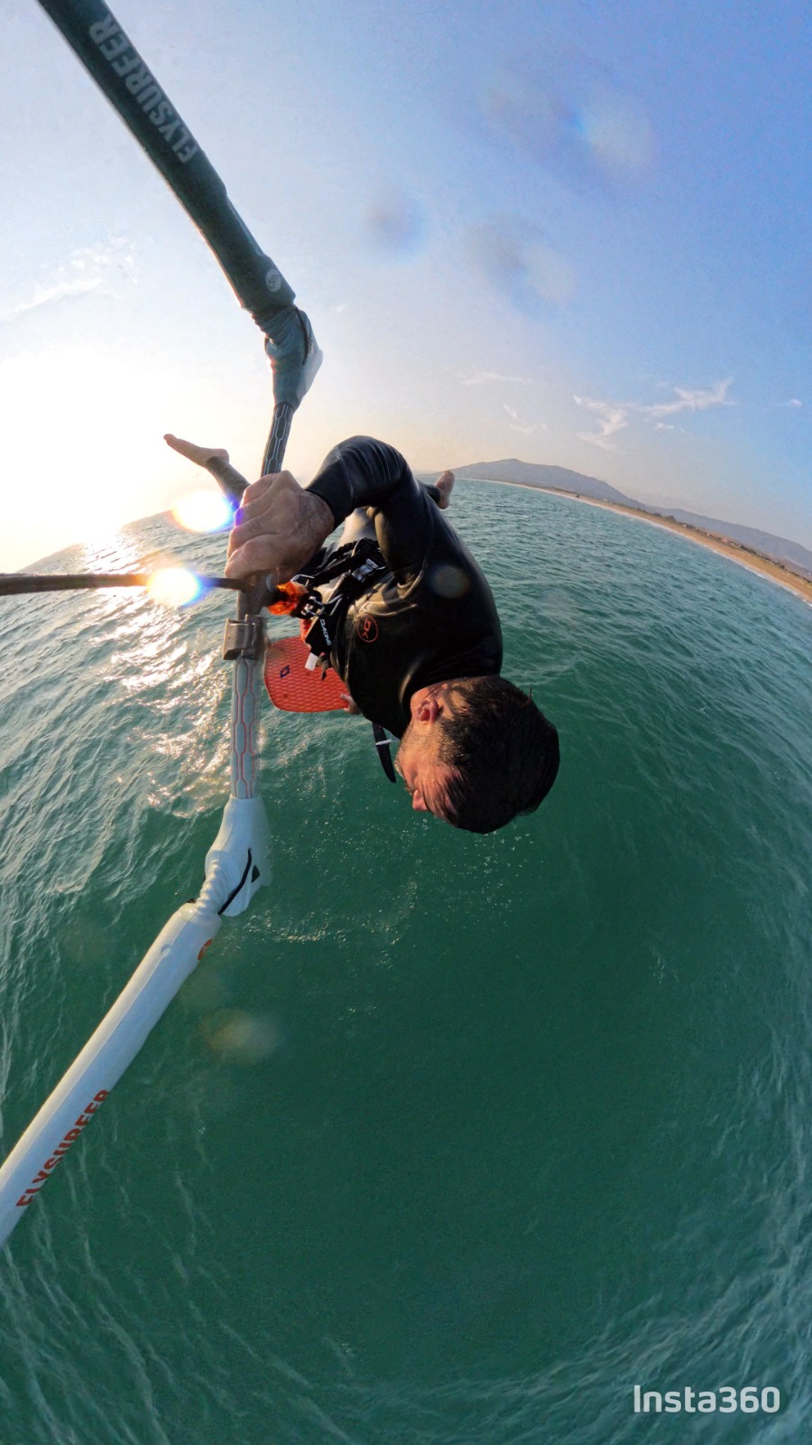 Miguel Alonso saltando con wingfoil en Tarifa