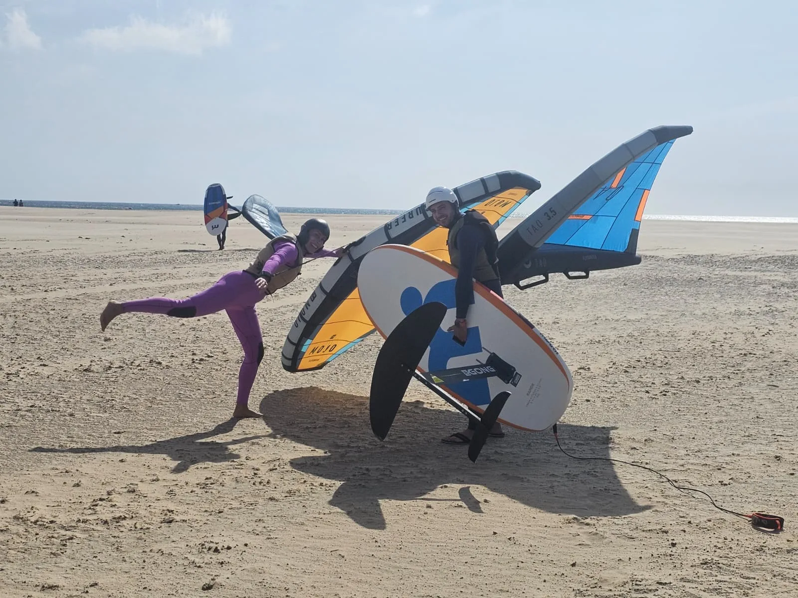 Wingfoil volando sobre el agua en Tarifa con viento de Levante